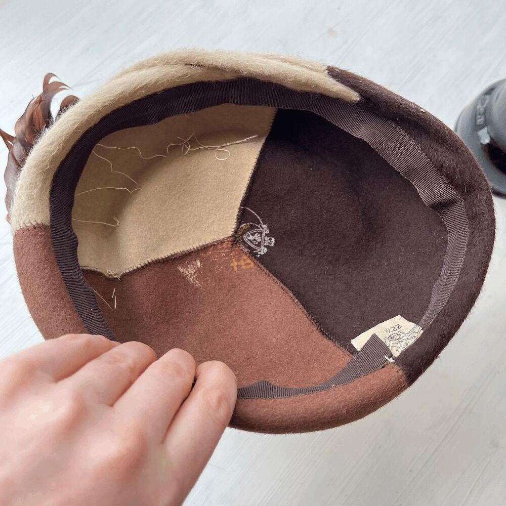 VTG 50s Pillbox Hat Feather Custom Millinery Derby Equestrian Chic 22.5 - Picture 11 of 13
